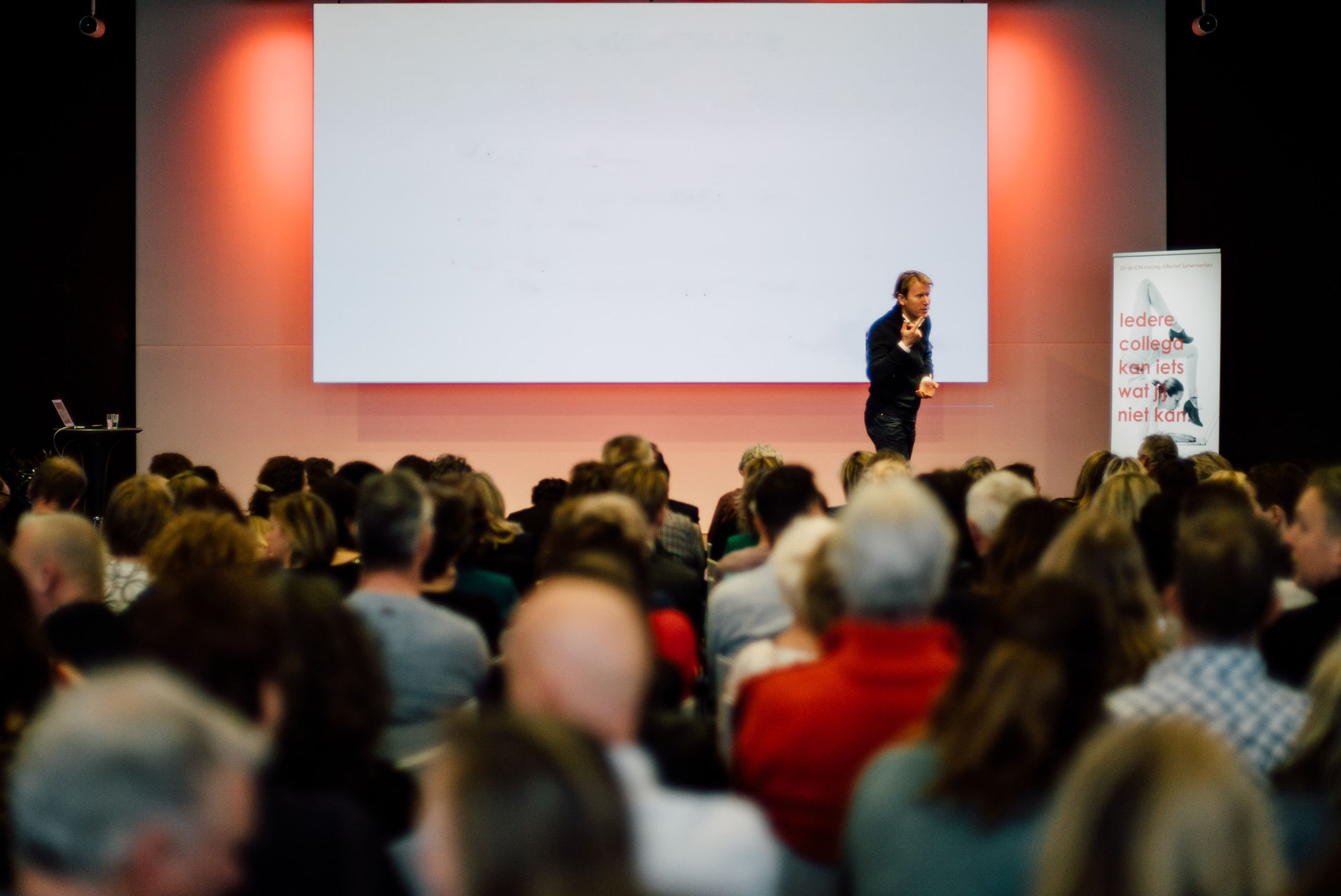Congreszaal STUDIO33 spreker op podium